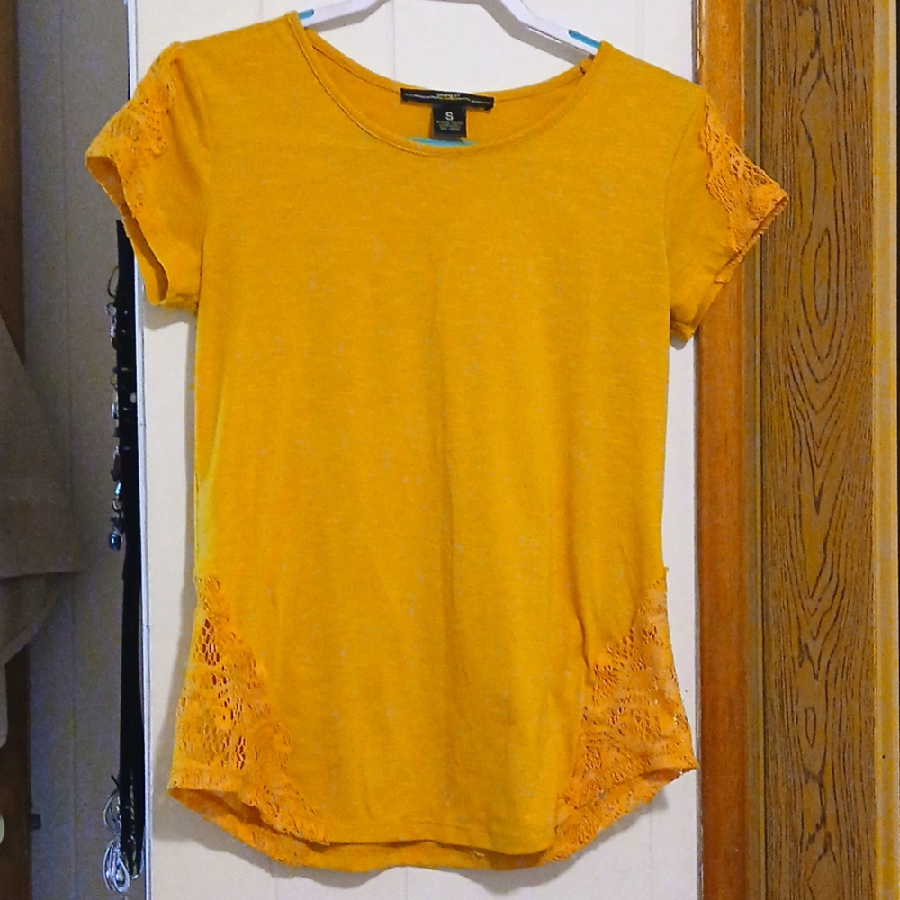 Amang NY golden yellow short sleeve top with peekaboo lace detailing size small